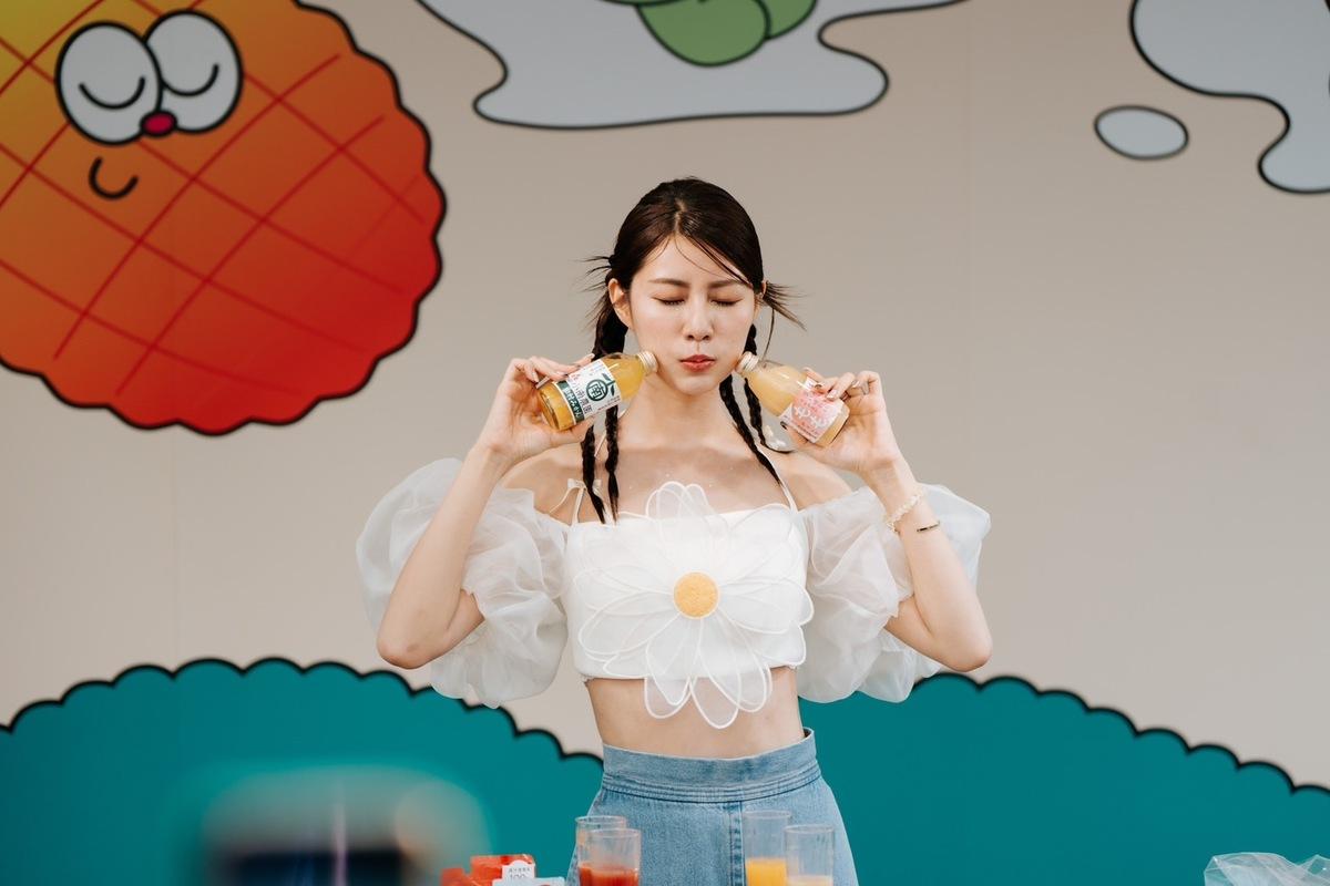 台日大港水果祭第二天，「一日店長」阿部瑪利亞展現超高人氣。 圖：高雄市行國處/提供