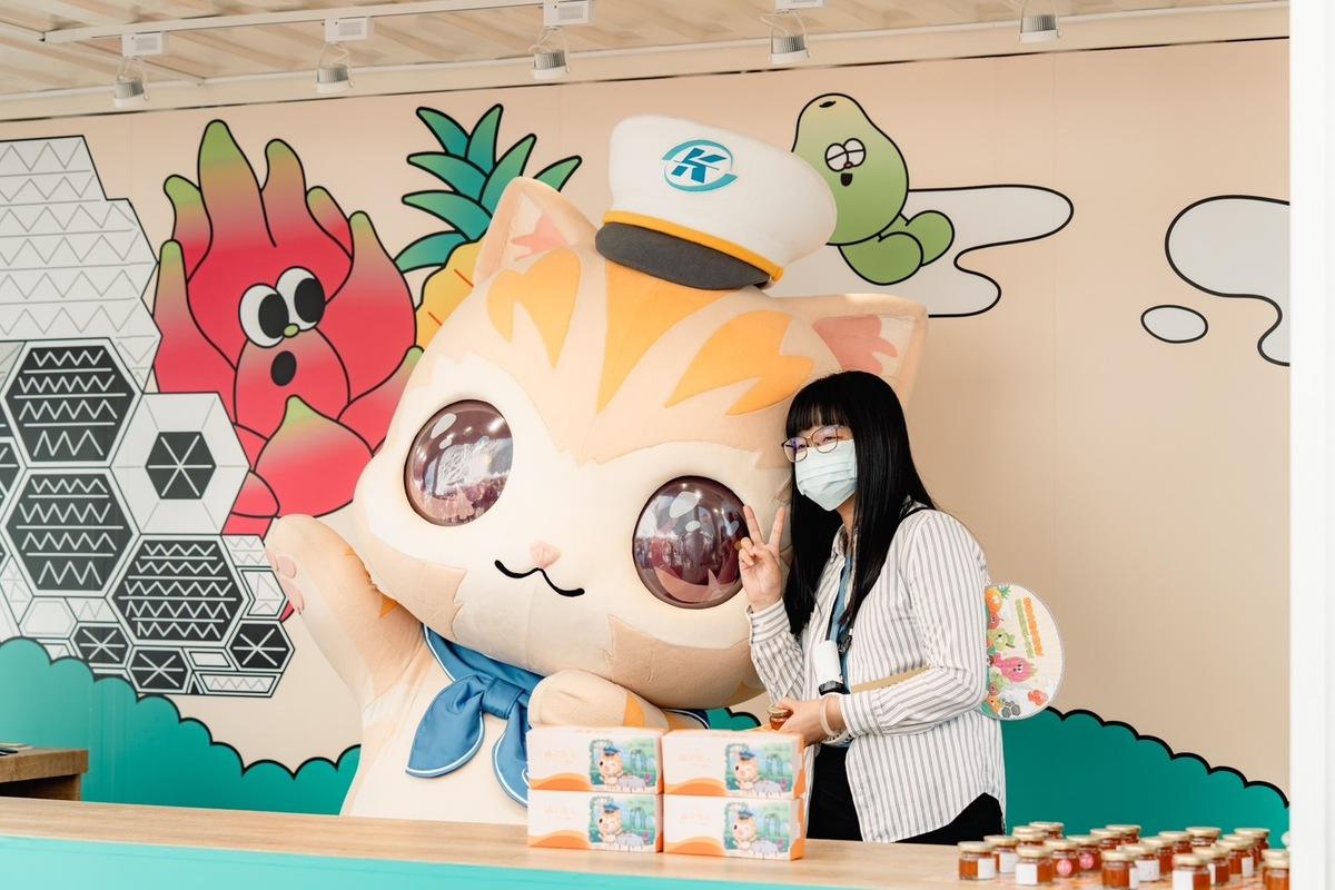 蜜柑站長現身水果祭鮮果快閃店，民眾爭相合影。 圖：高雄市行國處/提供