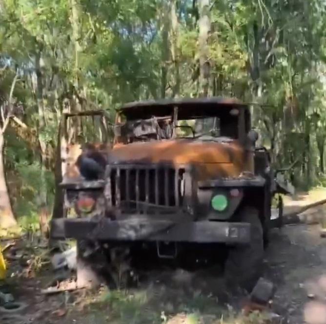 烏軍使用 Baba Yaga 無人機襲擊位於庫爾斯克的俄軍車輛，造成 2 名俄軍死亡及 8 名俄軍受傷。 圖：翻攝自 NOELREPORTS X 帳號