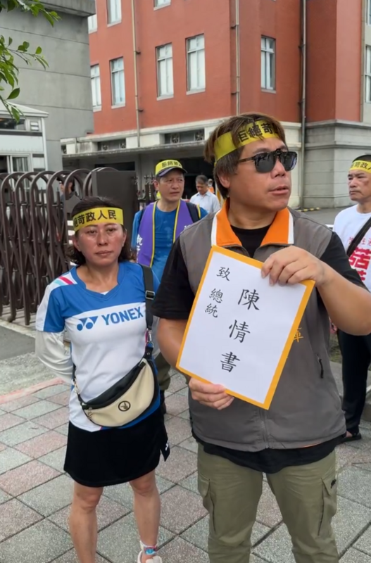 今一大早，50輛遊覽車出發，並在交通部外圍慢速繞行，多名司機及家屬到場抗議，並大喊「官商勾結交通部失職失能」，並高舉苛政擾民手牌。 圖：翻攝自台灣【全國汽車駕駛人權益聯盟】協會臉書