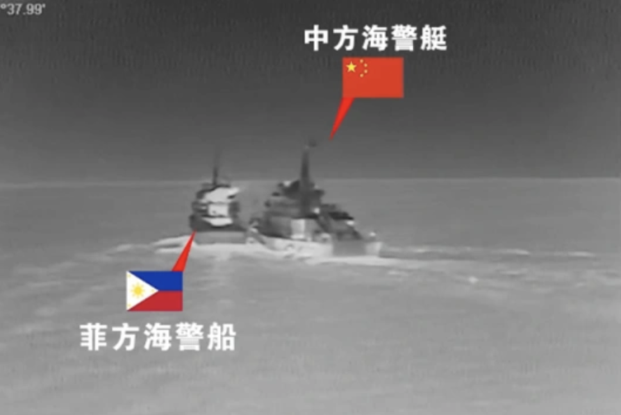 25 日 14 時 12 分，菲律賓 3002 號船又闖入中國南沙群島仙賓礁附近海域，衝撞中方正常執法的海警 21551 艇，導致發生擦碰。 圖 : 翻攝自觀察者網