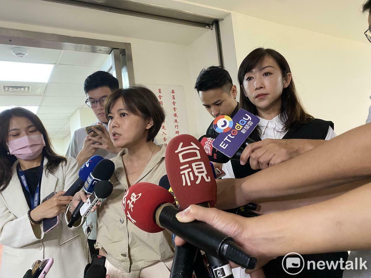 台北市議會京華城容積違失案專案調查小組召集人暨國民黨北市議員游淑慧（左）、小組成員暨民進黨北市議員許淑華（右）。 圖：周煊惠 / 攝
