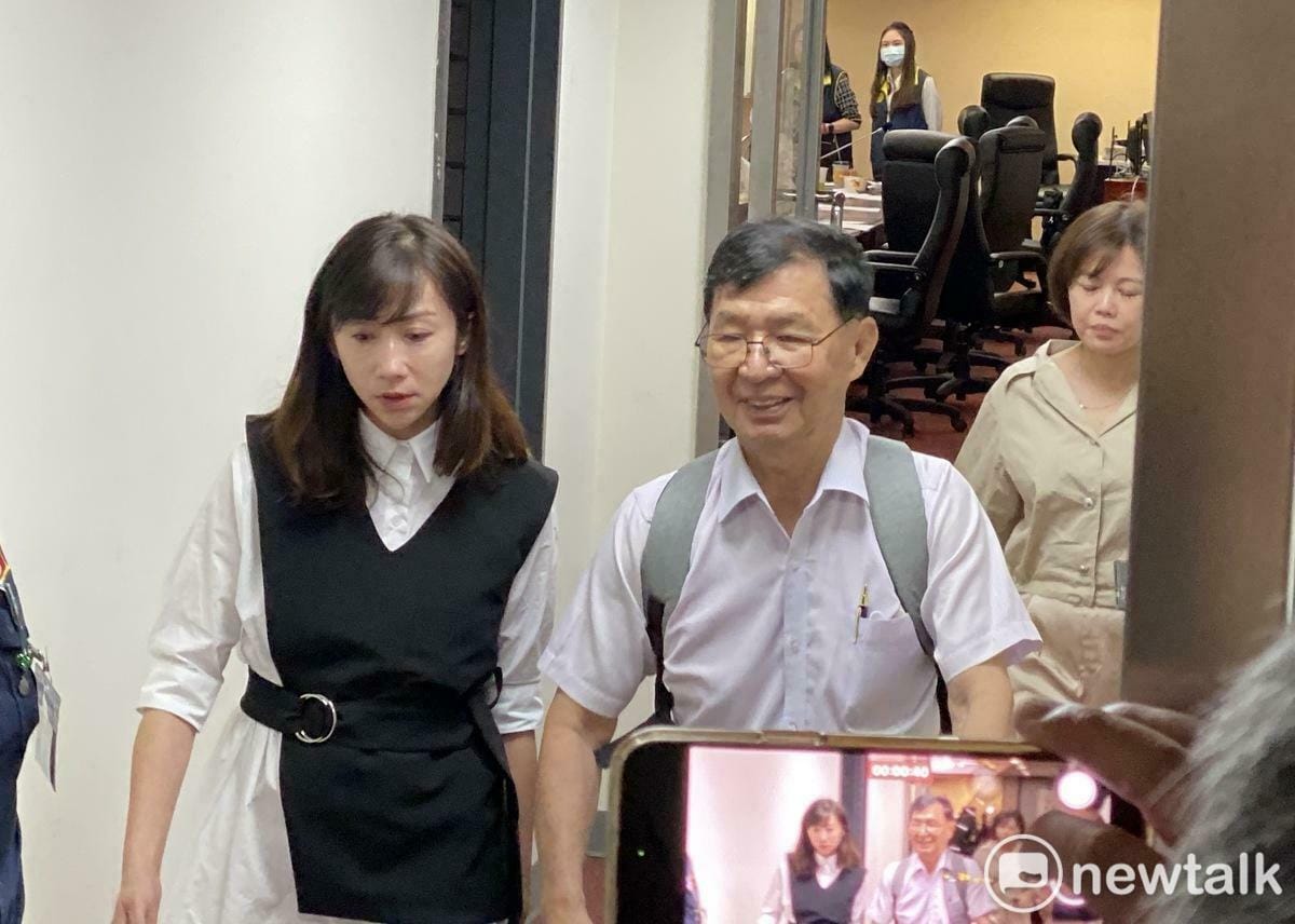 台北市前副市長彭振聲今天出席台北市議會京華城調查小組約談，會後離開。 圖：周煊惠 / 攝（資料照）