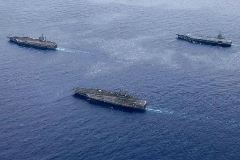 直屬美國國防部的《DVIDS》網站日前揭露罕見的美國海軍3艘核動力航空母艦「同框」操演畫面。 圖：翻攝dvidshub.net