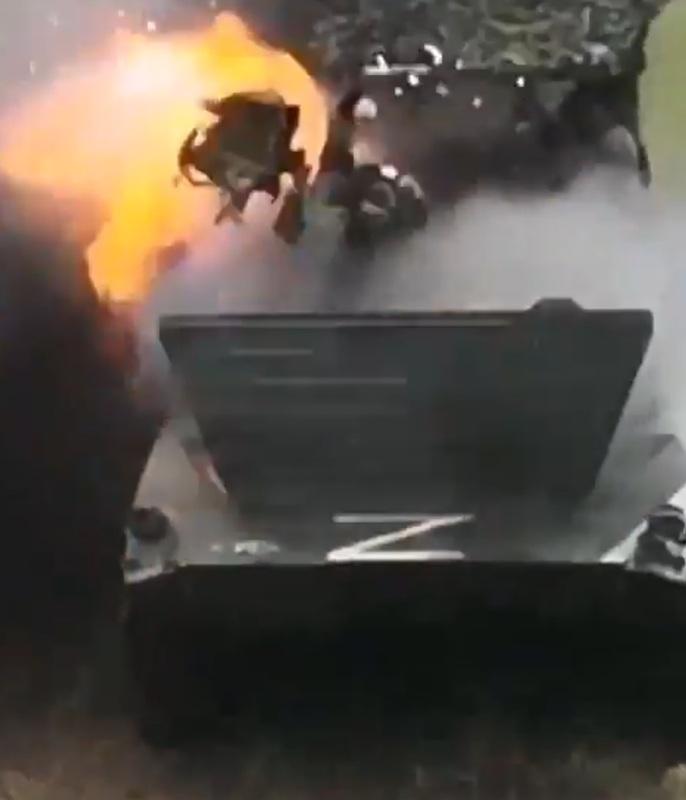 俄軍增援部隊在庫爾斯克被烏軍襲擊。 圖：翻攝自以色列戰爭 X 帳號