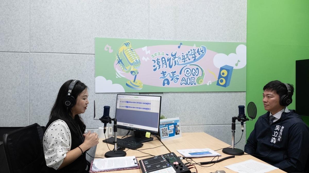吳立森(右)進入專業錄音室體驗成為自媒體工作者。 圖：高雄市教育局/提供