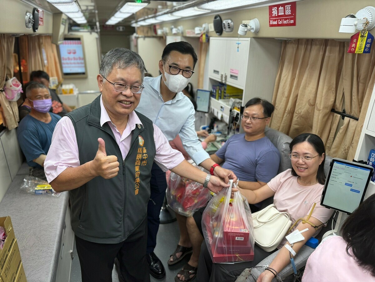 江啟臣參與捐血送糕餅活動，鼓勵大家踴躍挽袖。 圖：江啟臣服務處/提供