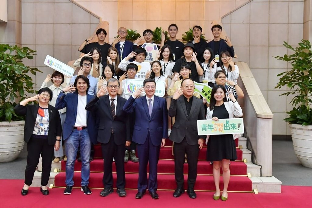 卓榮泰（前右3）26日主持青諮會時表示，政府設立百億青年海外圓夢基金，盼厚植台灣新時代競爭力。 圖：行政院提供