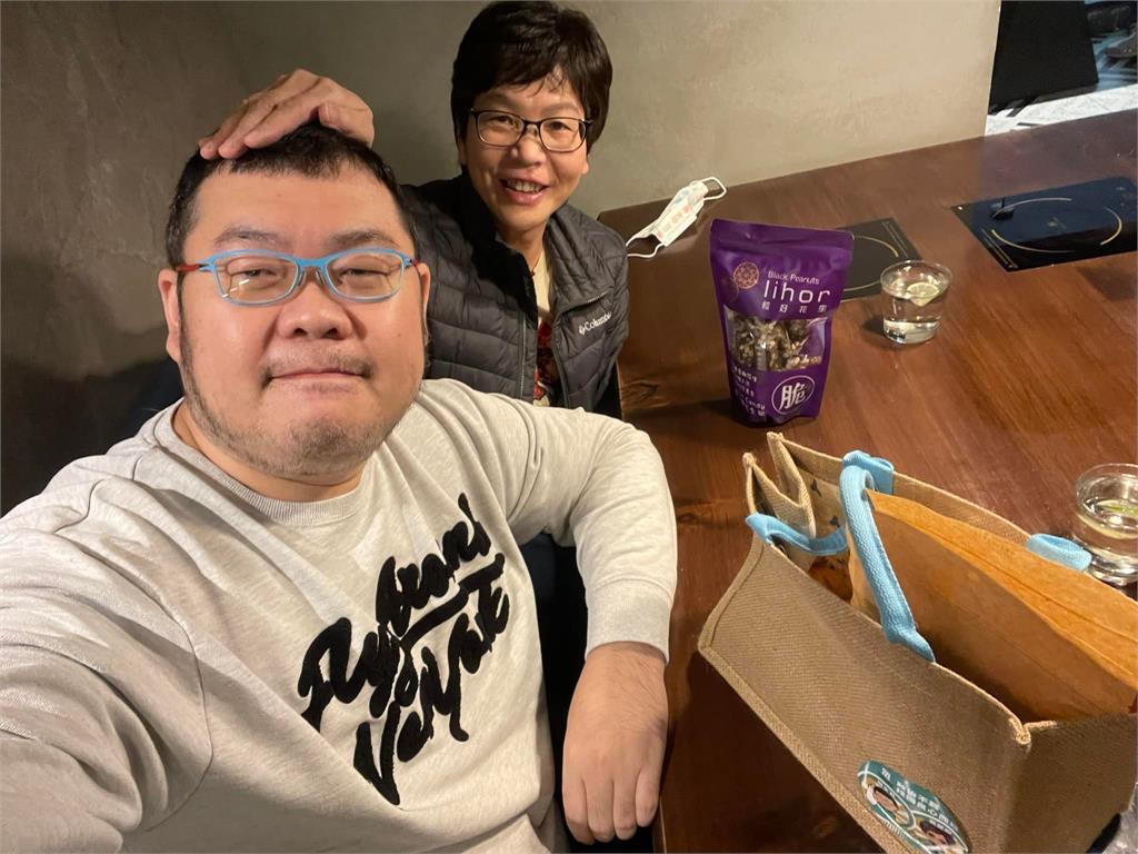 蔡壁如曾在3年前請四叉貓吃火鍋。 圖：取自劉宇臉書