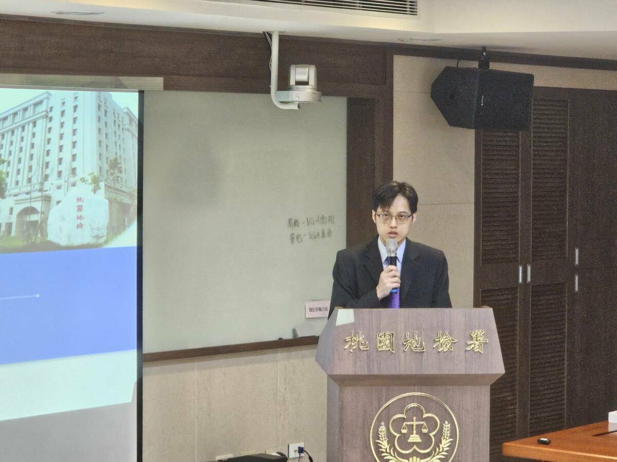 桃園地檢署襄閱主任檢察官康惠龍說明鄭文燦涉貪案起訴內容。 圖：林昀真/攝
