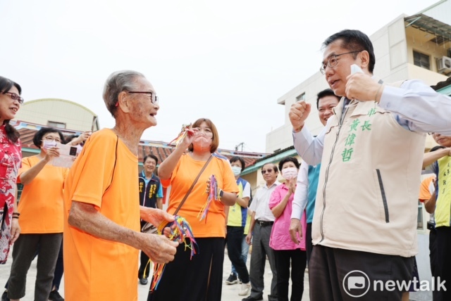 臺南市推出「行動醫院、全民健檢」計畫，為長輩鄉親進行篩檢及健康諮詢服務，多年來，行動醫院持續精進，每年根據市民健康情況增加篩檢項目，展現臺南在健康促進及照護上的前瞻規劃與執行力。 圖：台南市政府／提供