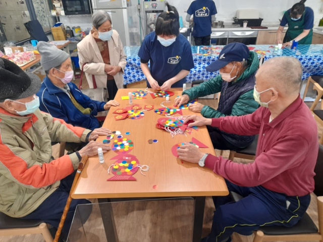臺南市推出的「行動醫院、全民健檢」計畫，為長輩鄉親進行篩檢及健康諮詢服務，受檢民眾滿意度高達99%。多年以來，行動醫院持續精進，每年根據市民健康情況增加篩檢項目，展現臺南市在健康促進及照護上的前瞻規劃與執行力。 圖：台南市政府提供