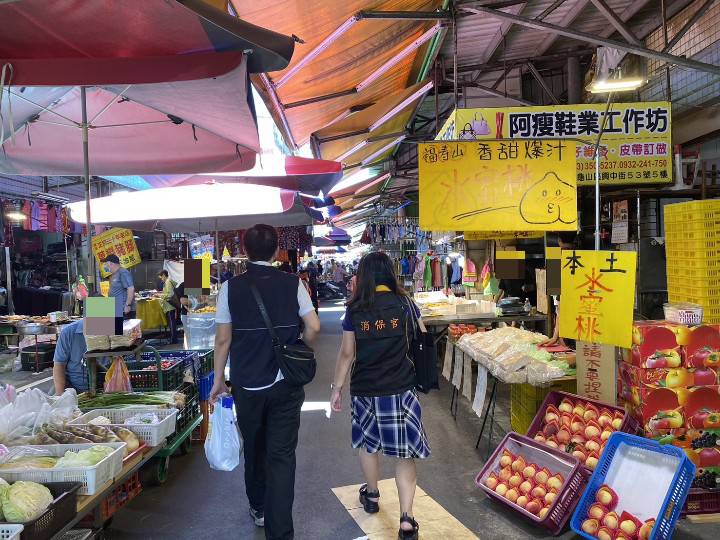 消保官和公所人員親赴市場稽查。 圖：桃園市法務局/提供