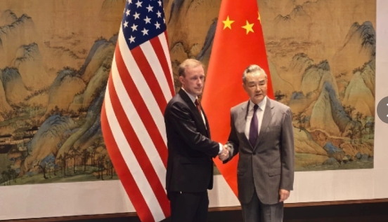 美國國家安全顧問蘇利文(左)與中國外長王毅，在北京進行新一輪中美戰略溝通。 圖 : 翻攝自新華網