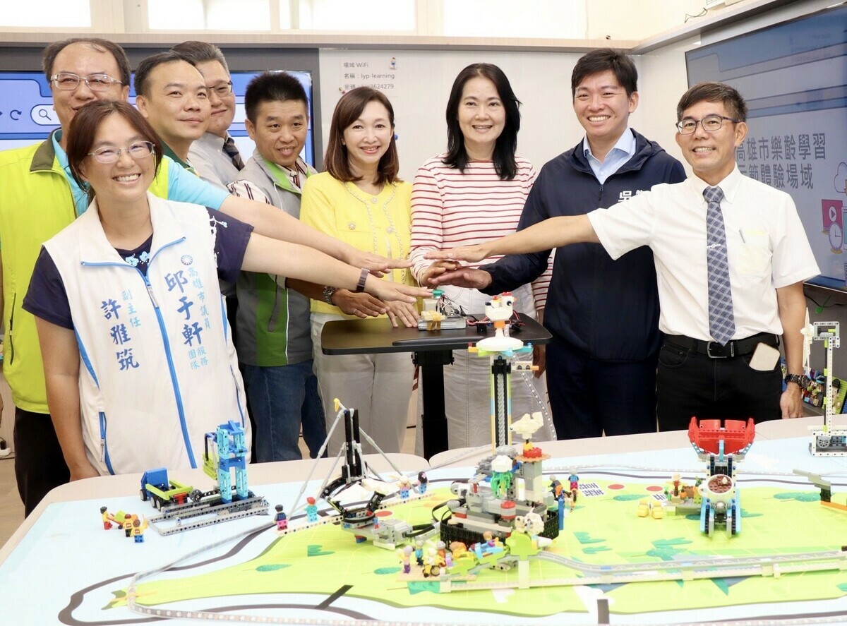 吳立森(右二)啟動「高雄市樂齡學習數位示範體驗場域」。 圖：高雄市教育局/提供