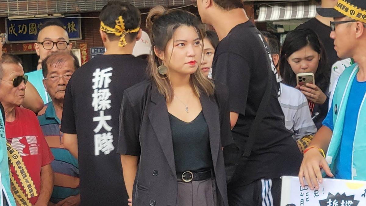 「山海公民拆樑行動」發言人李晏蓉站上第一線搜集民意。 圖：李晏蓉提供