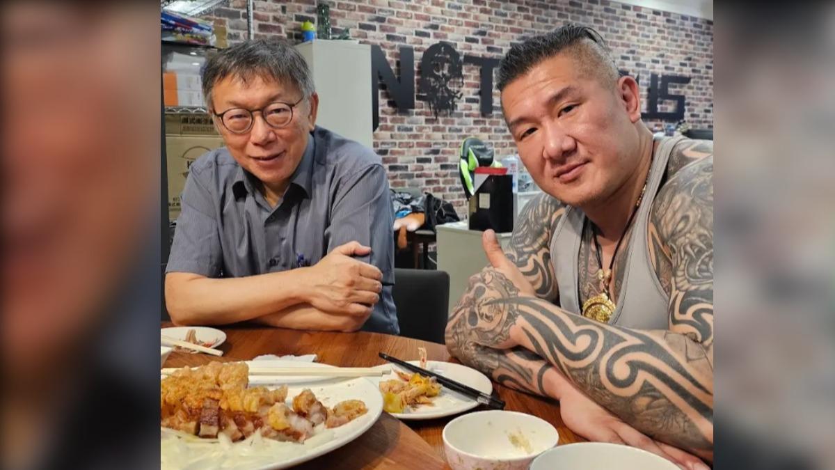 館長曾在直播上放話如果柯文哲被搜索、帶回就「馬上帶人去包圍地檢」。 圖：翻攝館長直播