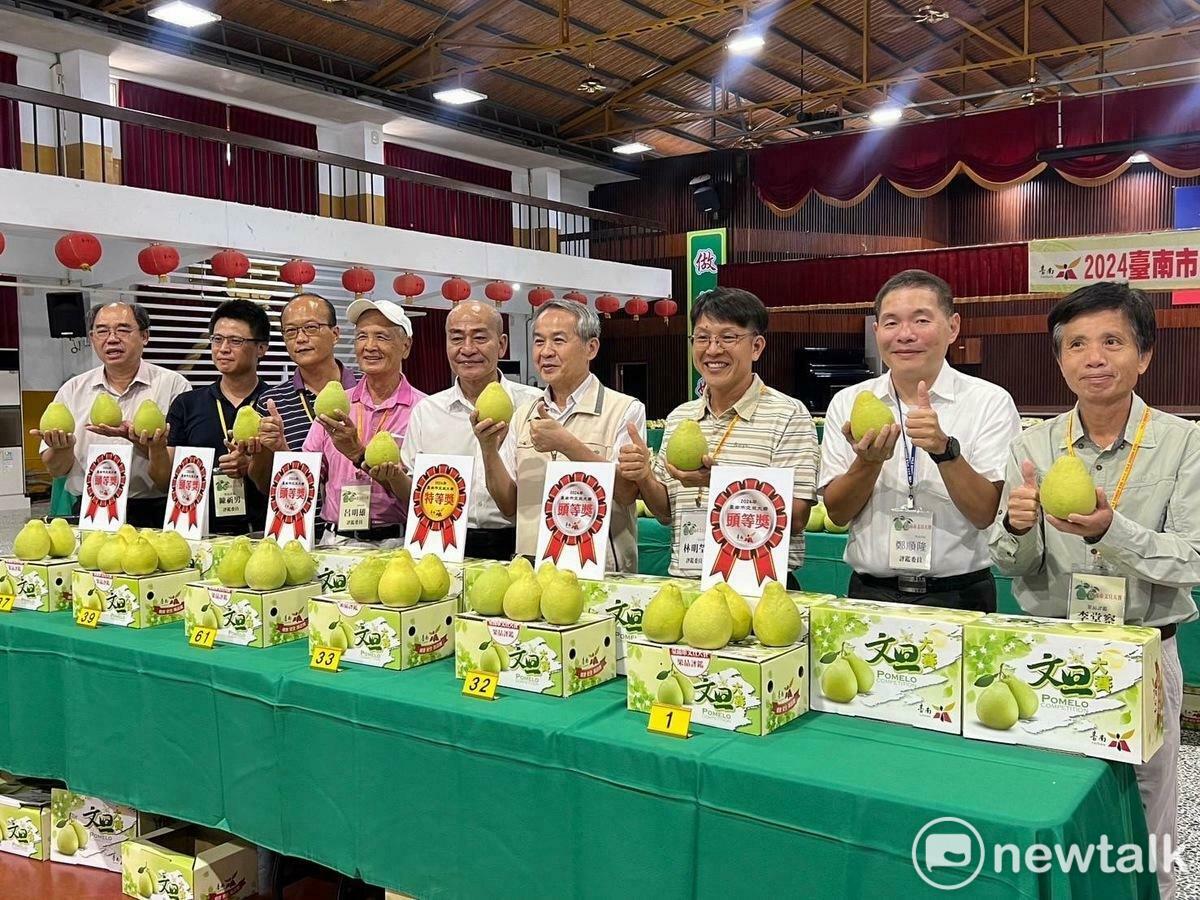 2024年台南市文旦大賽共有61名好手角逐，歷經重重考驗，最後由下營區農友王錦秀異軍突起，以黑馬之姿奪得特等獎「文旦王」之殊榮。 圖：台南市政府提供