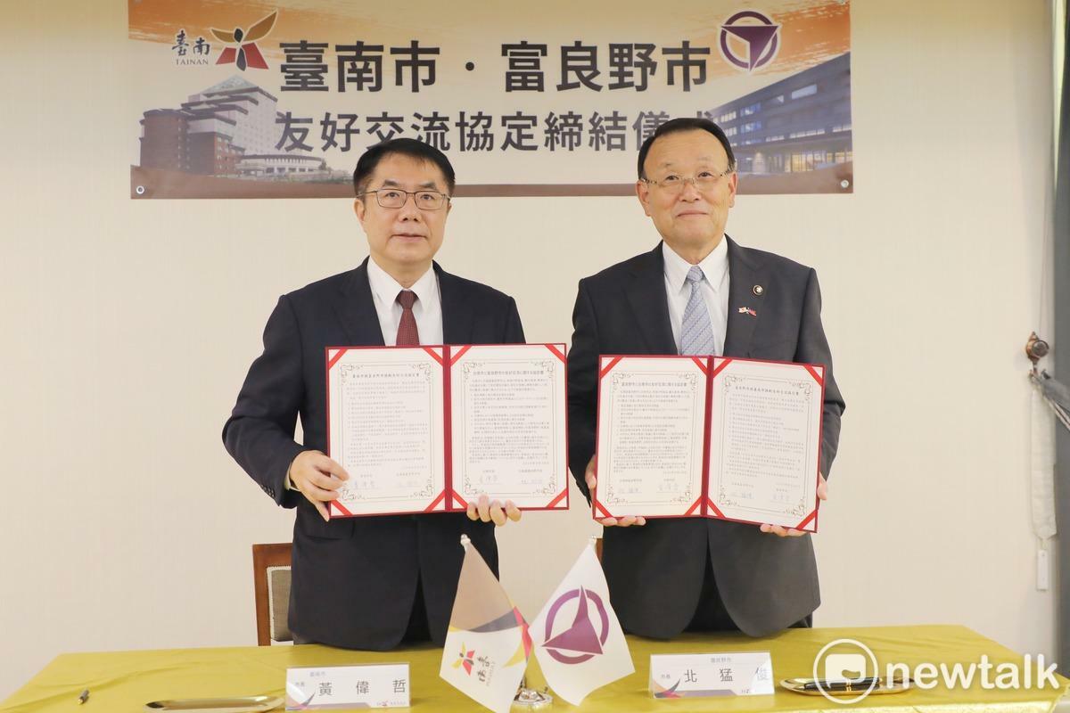 日本北海道最著名的觀光地──富良野市今日由市長北猛俊、議長渋谷正文率領市政團隊及觀光業者代表拜會台南市長黃偉哲，兩位市長會談後共同簽署友好交流協定，正式締結為友誼市， 圖：台南市政府提供