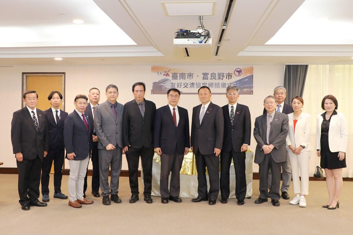日本北海道最著名的觀光地──富良野市今日由市長北猛俊、議長渋谷正文率領市政團隊及觀光業者代表拜會台南市長黃偉哲，兩位市長會談後共同簽署友好交流協定，正式締結為友誼市， 圖：台南市政府提供