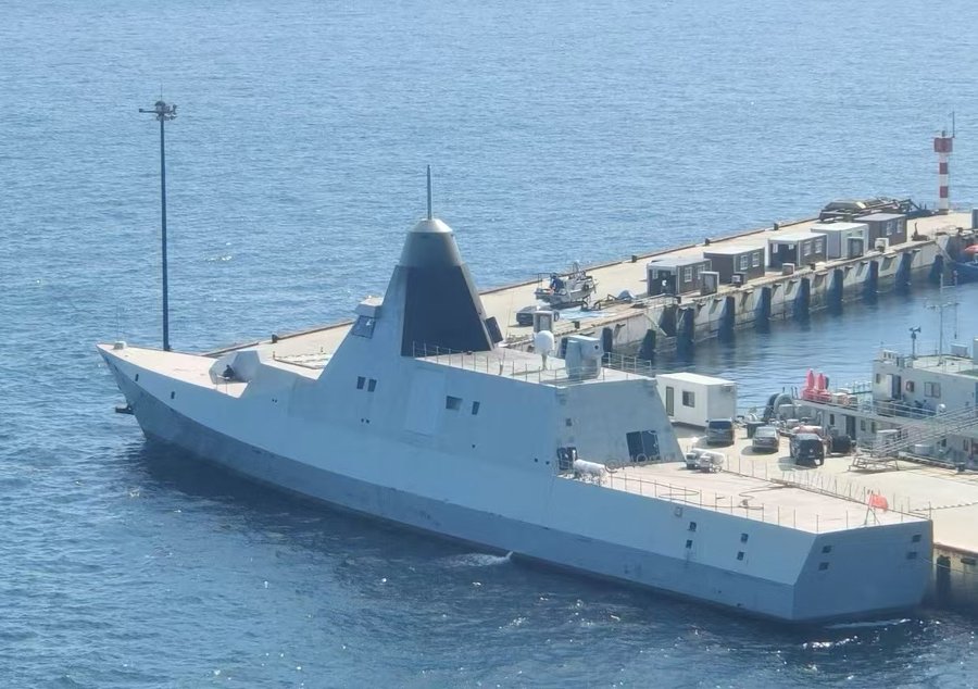 社群媒體「X」帳號「@louischeung_hk」拍攝，可能是解放軍海軍下一代隱形護衛艦。 圖：翻攝「X」@louischeung_hk