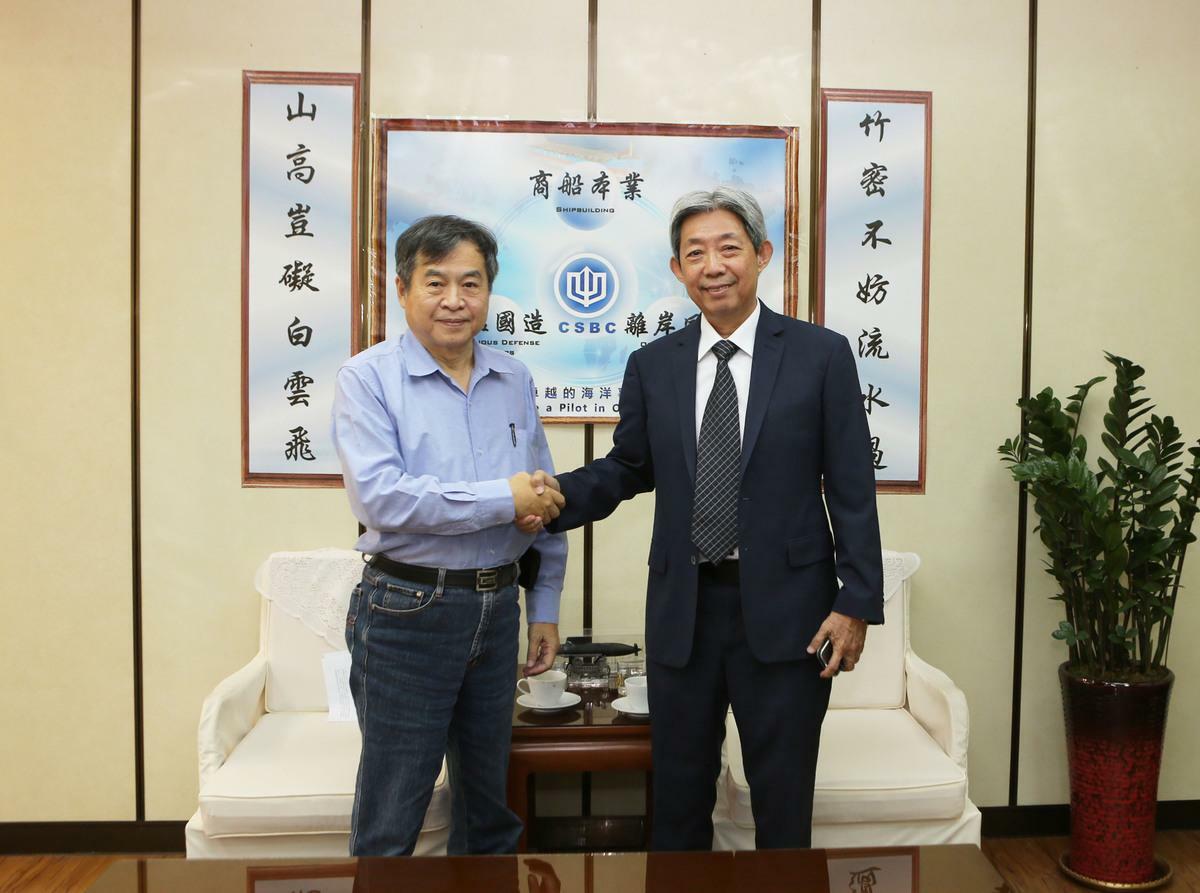 鄭文隆(左)交棒給黃正弘(右)。 圖：台船提供