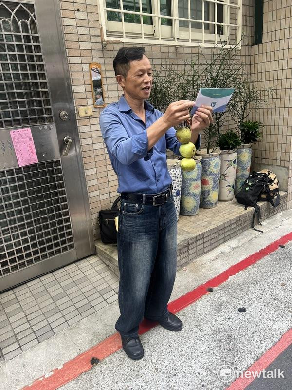 「台灣國」今赴民眾黨主席柯文哲家高掛「爛芭樂」。 圖：台灣國 / 提供