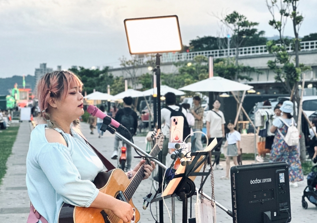 高市文化局規劃串聯「藝術市集金曲連發」活動。演唱會期間於高流與駁二同步展開。 圖：高雄市經發局提供