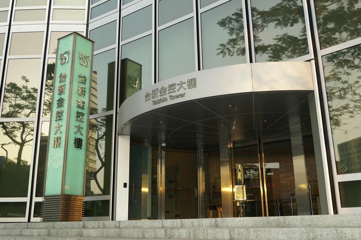 台新新光金（2887）8 月自結稅後淨利 69.7 億元、年增 48%；累計前 8 月稅後淨利 597.5 億元，較去年同期大增 222%，每股稅後淨利（EPS）達 2.31 元，創下歷史新高。 圖：台新新光金／提供
