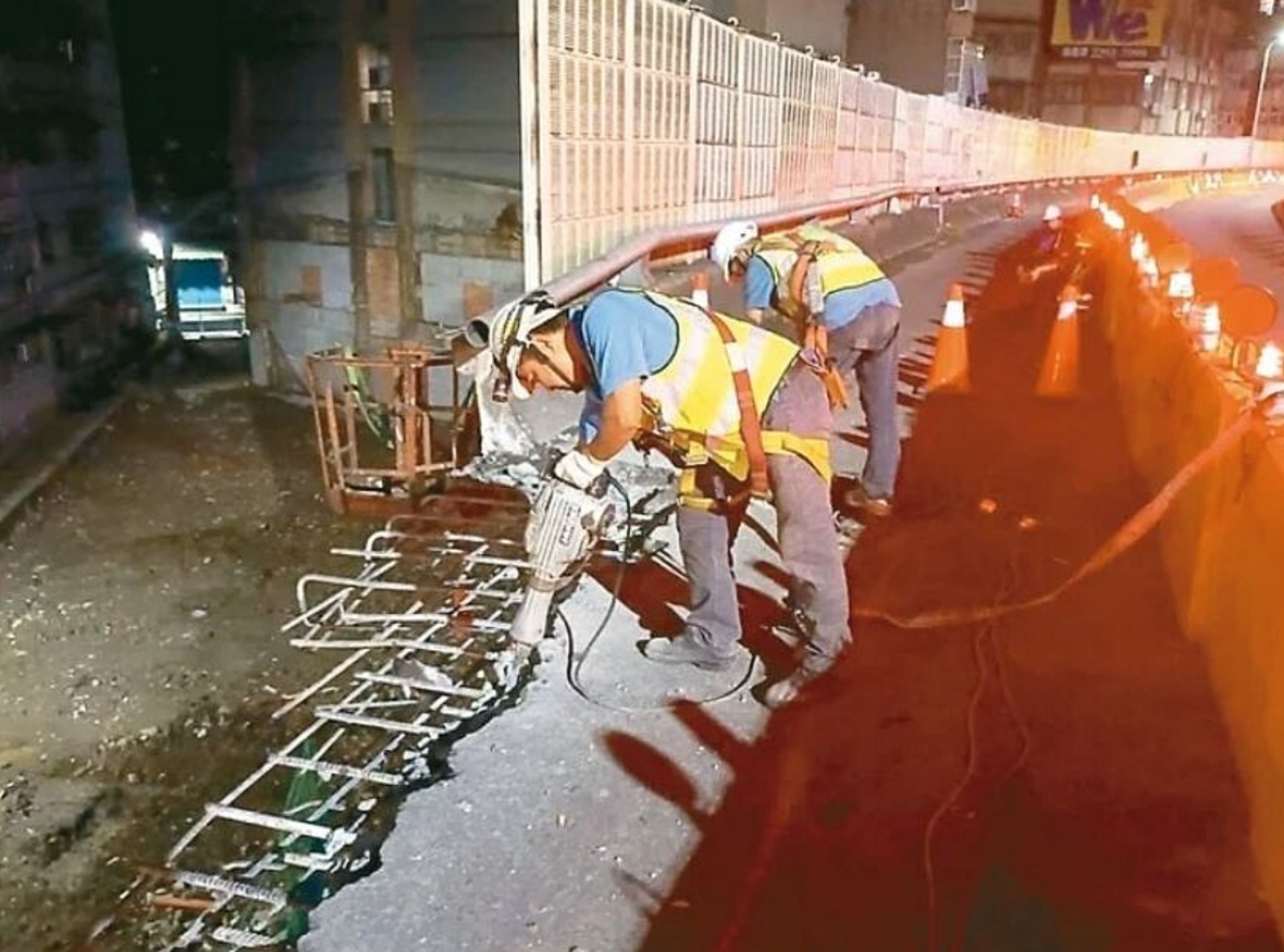 新北三重重安街的台1線高架路段，日前拖板車載運鋼柱墜落，毀損護欄及橋面。新北養工處表示，為加速搶修，將於8月31日夜間10時至翌日上午6時，全線封閉台1線中山高架橋往台北市方向車道，做橋面板修復灌漿作業；全線原預估耗時2個月修復，預計10月2日提前完工。 圖：新北養共處／提供