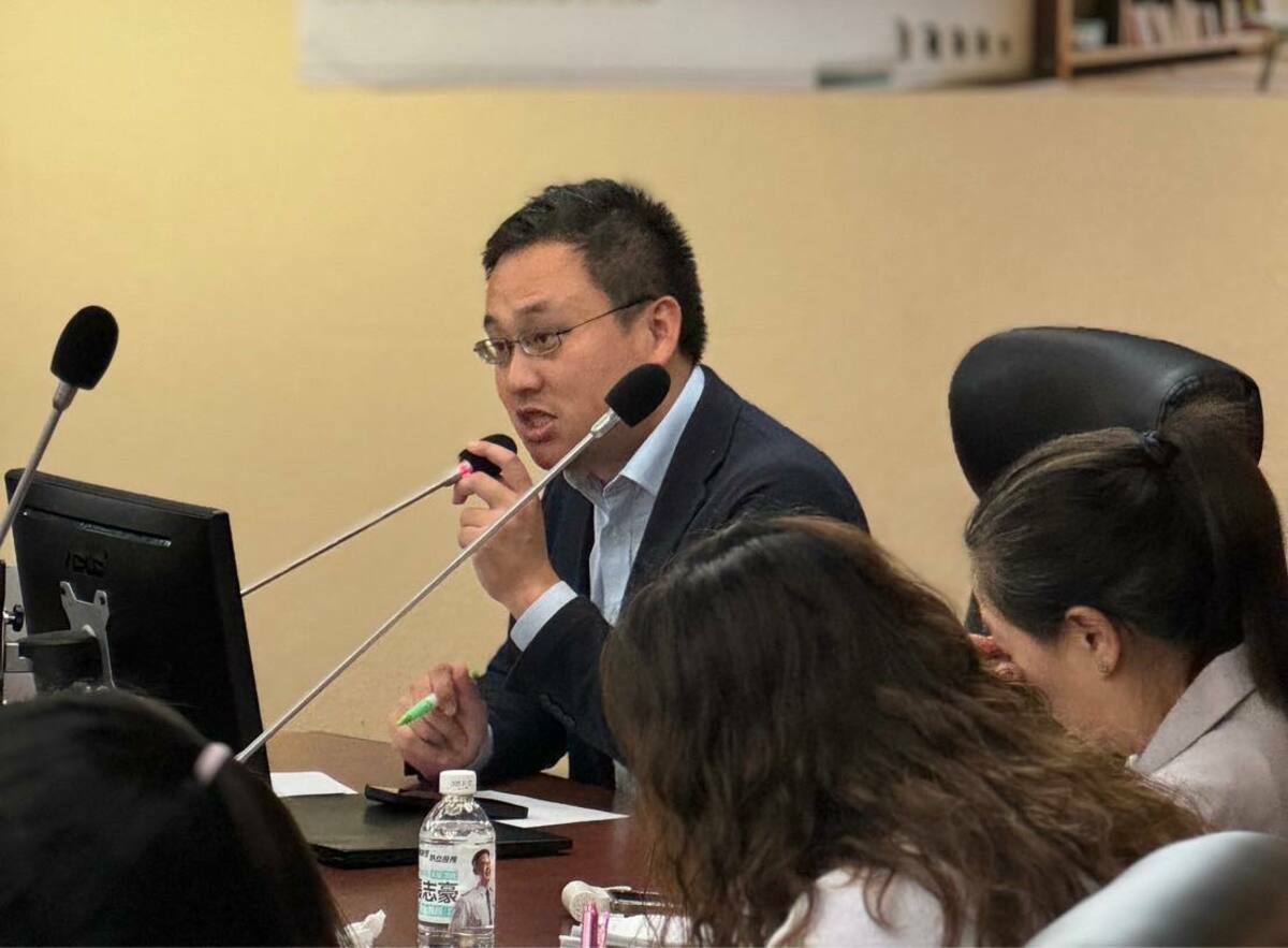 台北市議會京華城案調查小組成員、民進黨台北市議員趙怡翔，指國民黨議員應曉薇在京華城案參與的幅度「相當驚人」。 圖：翻攝趙怡翔臉書（資料照）