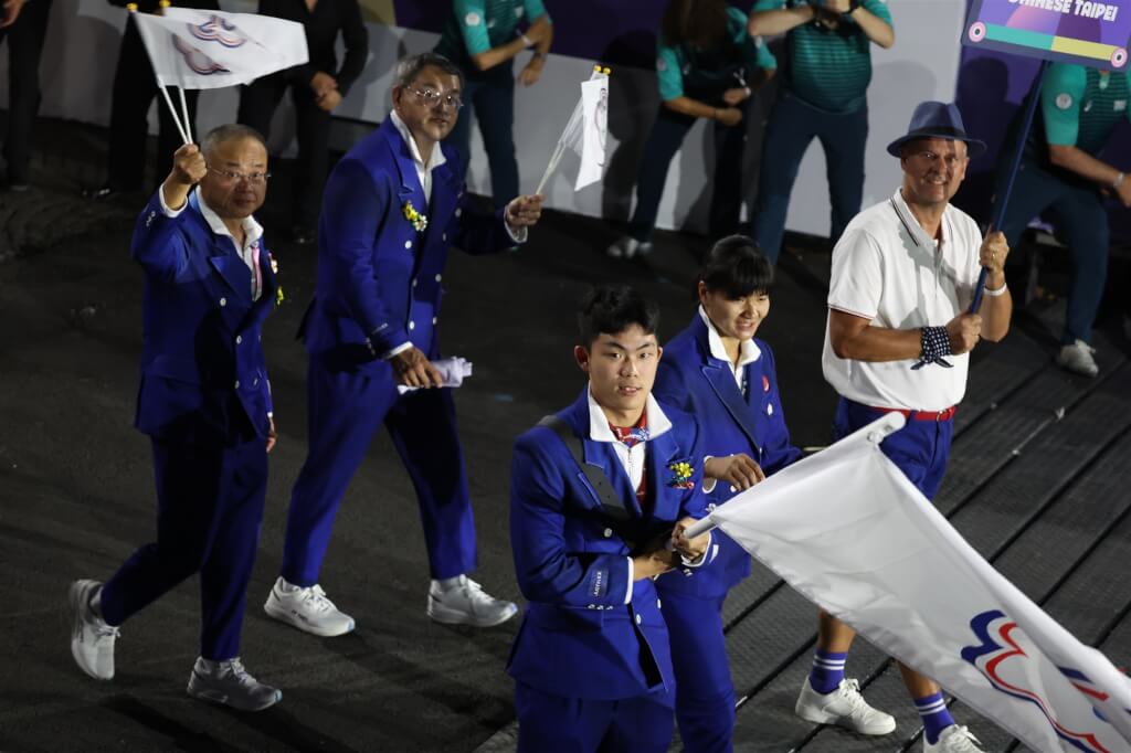 巴黎帕拉林匹克運動會在法國當地時間28日舉行開幕式，台灣代表團由劉雅婷、陳柏諺掌旗進場。 圖：體育署提供