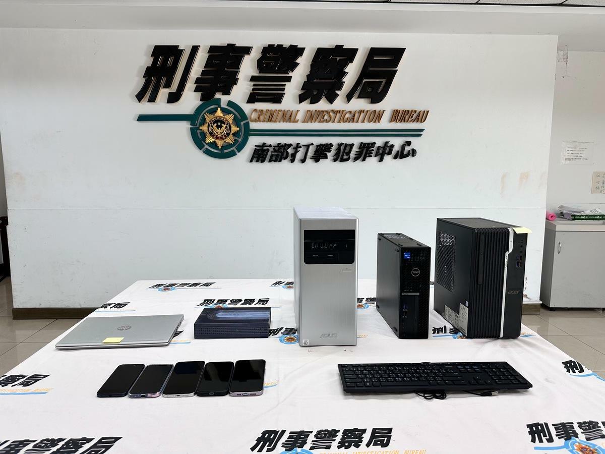 刑事警察局南部打擊犯罪中心偵破詐騙集團收買「通靈律師」，查扣手機、電腦等物證。 圖：刑事警察局提供