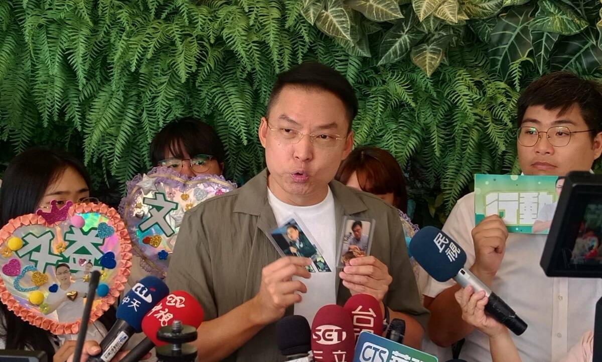 黃文益(中)希望透過結合公益與音樂的海灣派對，吸引年輕人參與。 圖：民進黨高雄市黨部提供（資料照）