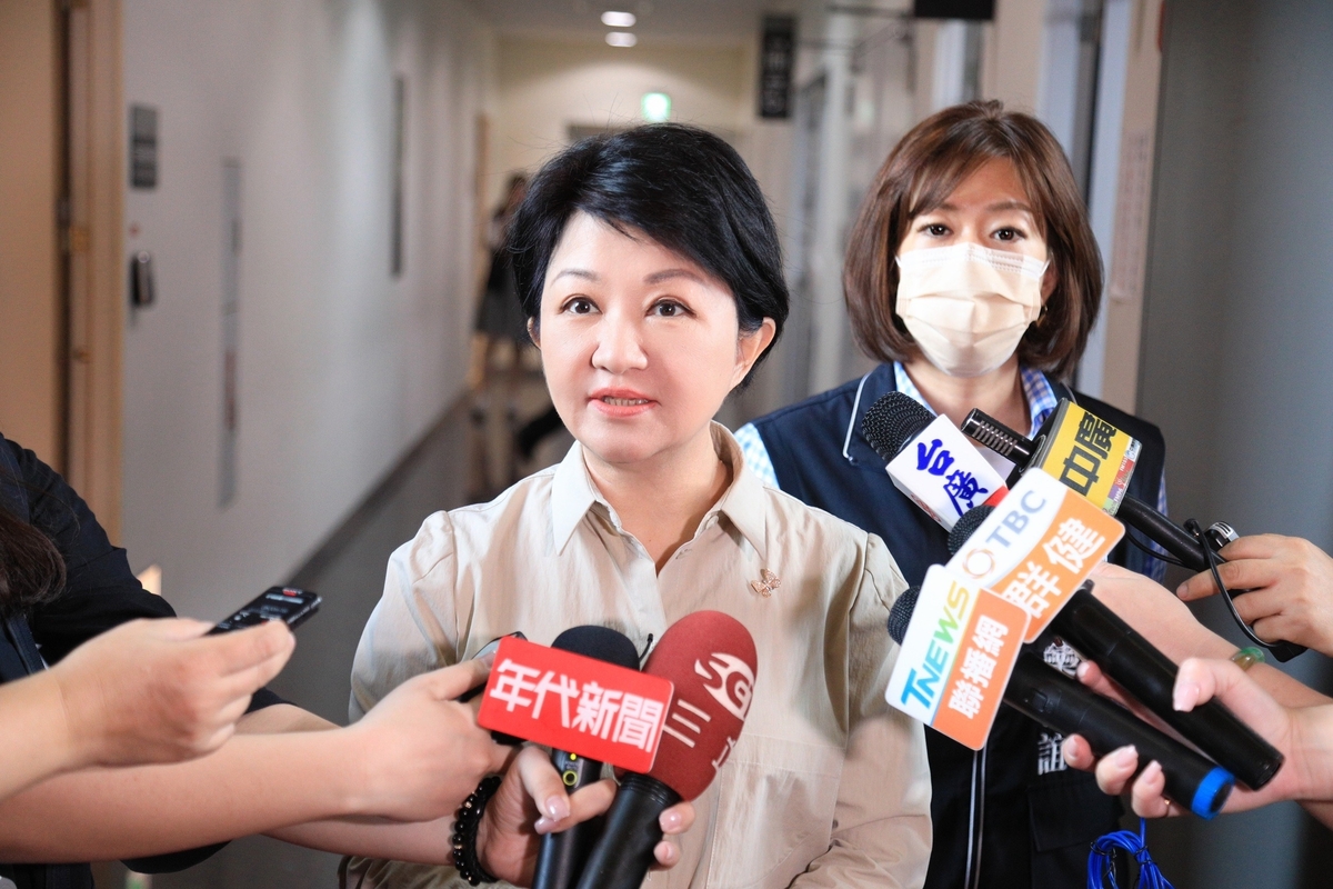 台中市長盧秀燕受訪時指出，公務人員有參政權，法律有一定的保障，但她擔任市長五年半以來，上班時間不談選舉，也不談黨務，她以身作則，希望台中市政府全體同仁，都能遵守跟配合。 圖：台中市政府/提供（資料照）。
