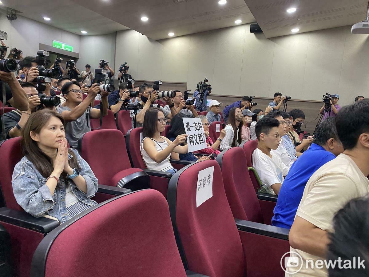 民眾黨主席柯文哲今舉行記者會，有部分支持者依舊到場力挺。 圖：周煊惠 / 攝