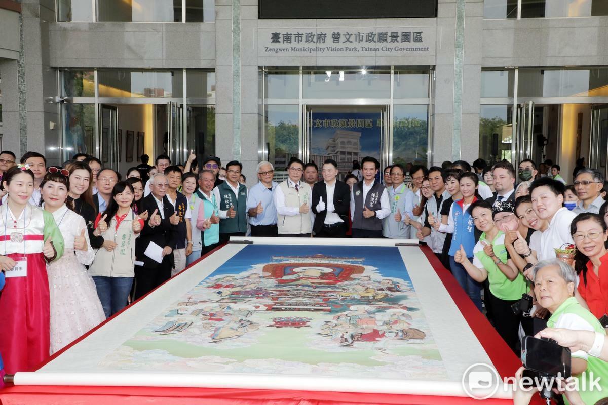 位於麻豆區的台南市第三處市政中心「曾文市政願景園區」今（29）日揭牌啟用，台南市長黃偉哲主持典禮時表示，除了現有的二處巿政中心外，再添一處曾文願景園區之後，市政推動可望發揮更大效益，同時帶動麻豆及曾文區發展。 圖：台南市政府提供