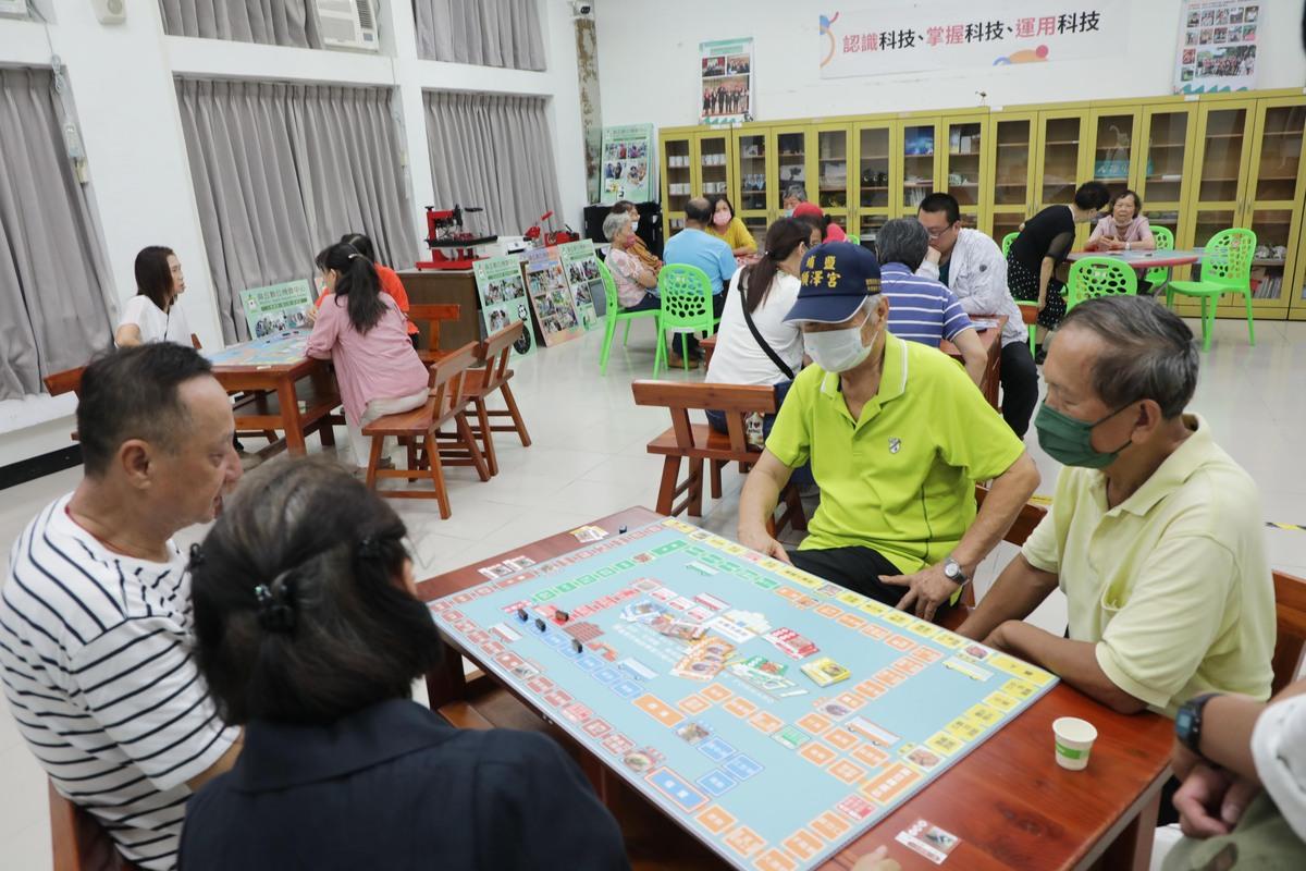 台南第三市政中心，提供多元公共服務，第一階段啟用進駐的服務項目包括住宅補助服務中心、身心障礙者服務中心、麻豆區社會福利服務中心、實物愛心銀行、樂齡學習示範中心及麻豆數位機會中心等。 圖：台南市政府提供