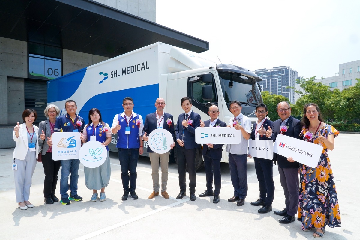 瑞健醫療與合作夥伴前合影，慶祝首台電動卡車啟用，標誌著綠色物流與永續發展的新紀元。出席者包括瑞健高層、台灣政商界及瑞典商會代表。 圖：瑞健醫療／提供