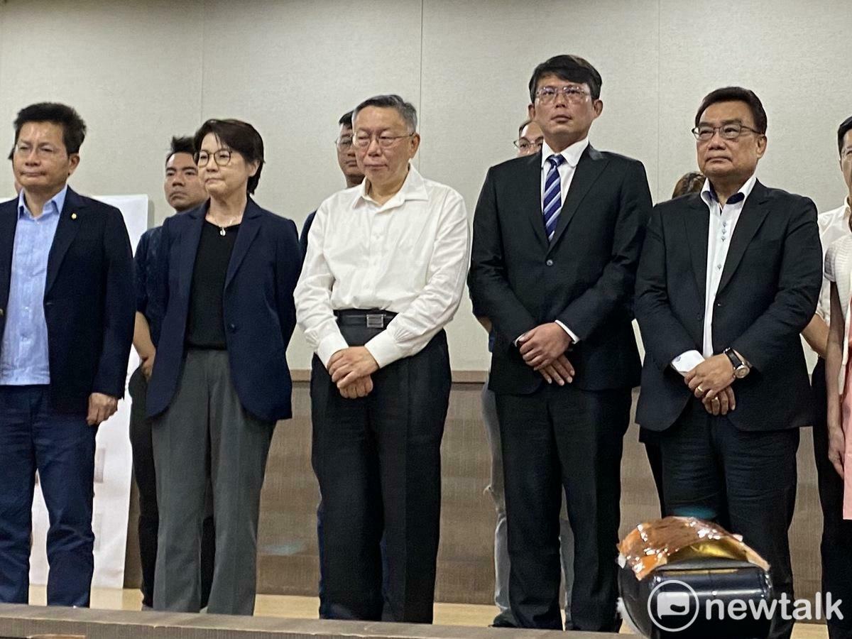 民眾黨主席柯文哲（中）、民眾黨團總召黃國昌（右2）、立委林國成（右1）、副總召吳春城（左1）、立委黃珊珊（左2）。 圖：周煊惠 / 攝