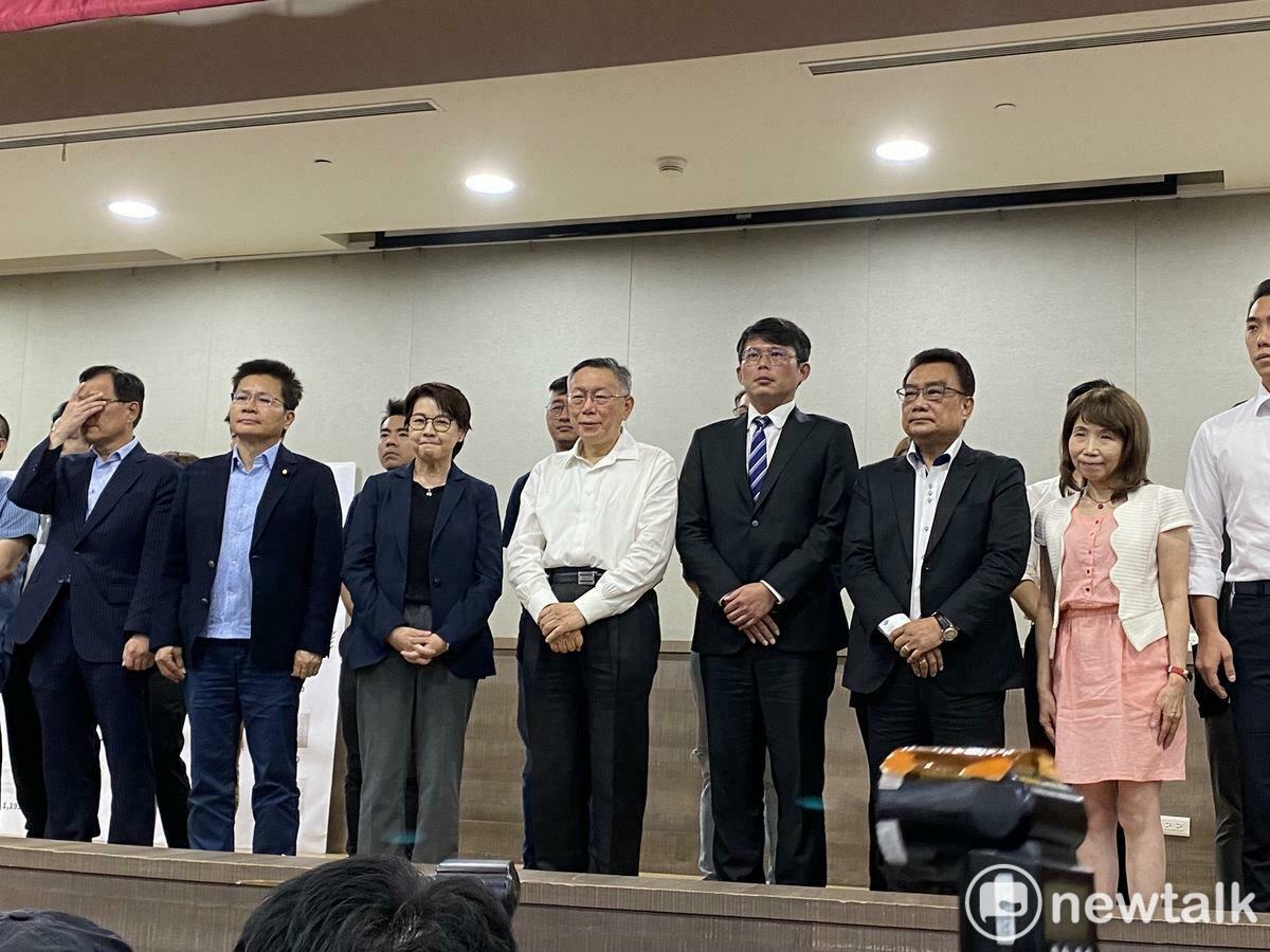 民眾黨主席柯文哲日前召開釋疑記者會，黨團立委、黨公職都到場力挺。 圖：周煊惠 / 攝
