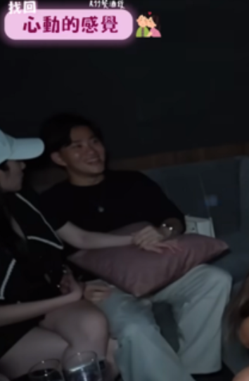 有眼尖的網友發現，Joema牽著一旁女子的手放在抱枕上，看起來互動相當親密，懷疑Joeman有了新戀情。 圖：翻攝自薔薔YT頻道