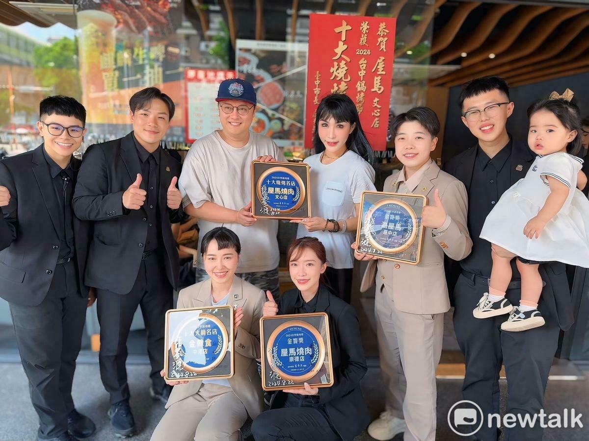 台中市副市長鄭照新親自到店家貼榜祝賀。 圖：唐復年/攝