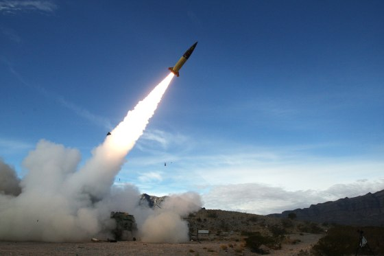 2021 年，陸軍戰術飛彈系統 (ATACMS) 在新墨西哥州白沙飛彈靶場進行發射測試。 圖 :翻攝自新華網