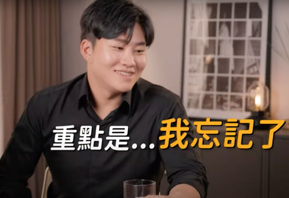 Joeman還原當時狀況，表示那名正妹是他朋友，並尷尬道「我竟然有牽那個女生的手，重點是我忘記了」。 圖：翻攝自Joeman YT頻道