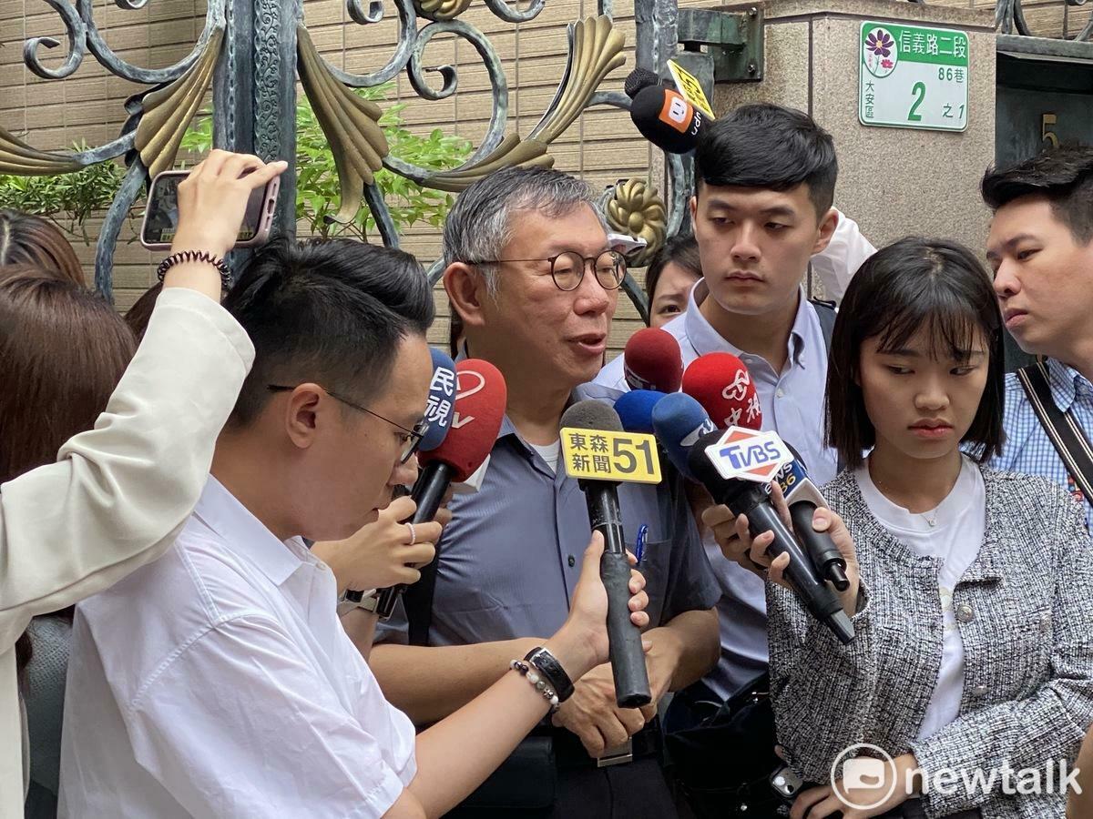 民眾黨主席柯文哲的住處今早遭搜索，圖為柯從家裡出門受訪照。 圖：周煊惠 / 攝（資料照）