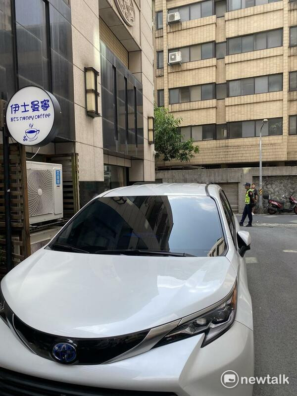 民眾黨主席柯文哲平時座車停在柯住處樓下。 圖：周煊惠 ／ 攝