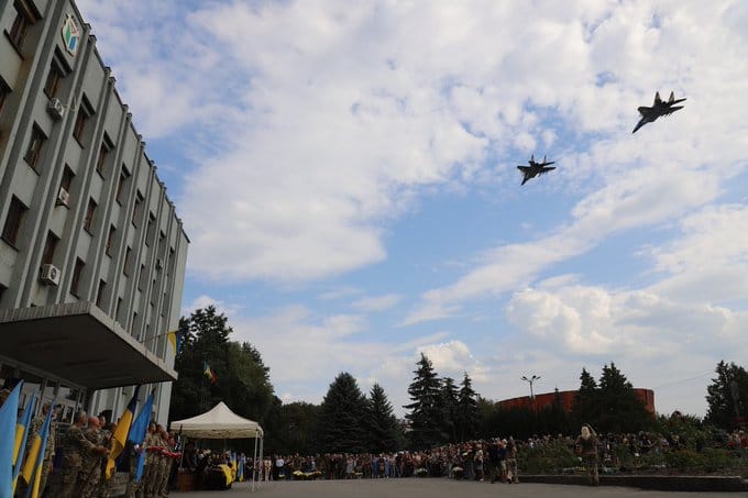 經過漫長的等待，烏克蘭終於在 8 月初獲得西方國家提供的 F-16 戰鬥機。然而，近期卻傳出烏軍 F-16 執行任務期間突然墜機的消息。 圖：翻攝自 @ArturRehi X 帳號