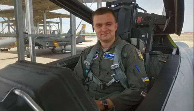 烏克蘭的 F-16 駕駛員「月魚」奧列克西．梅斯在周一執行防禦俄軍大空襲的任務途中，不明原因突然墜機，現已確認死亡。 圖：翻攝自 @ArturRehi X 帳號