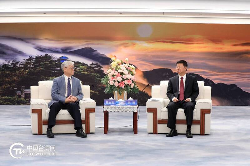 中國國台辦主任宋濤（右）在中國江西廬山會見中國國民黨副主席夏立言（左）。 圖：翻攝國台辦網站